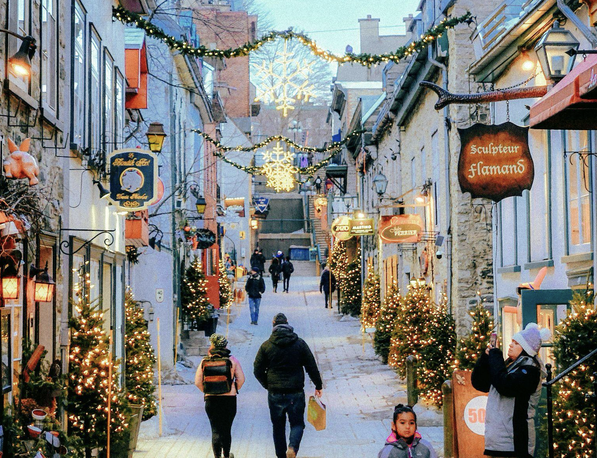 The Magic of Glass Ornaments: A Holiday Keepsake